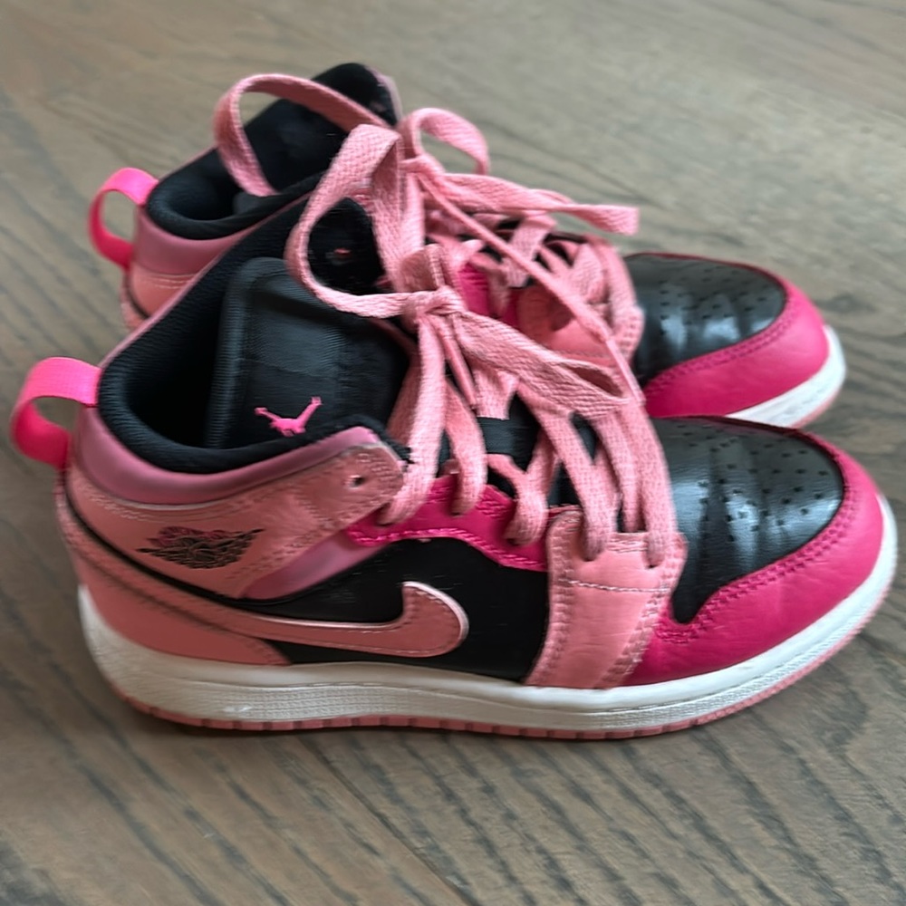 Air Jordan 1 Mid “Coral Chalk” girls sneakers size 13C